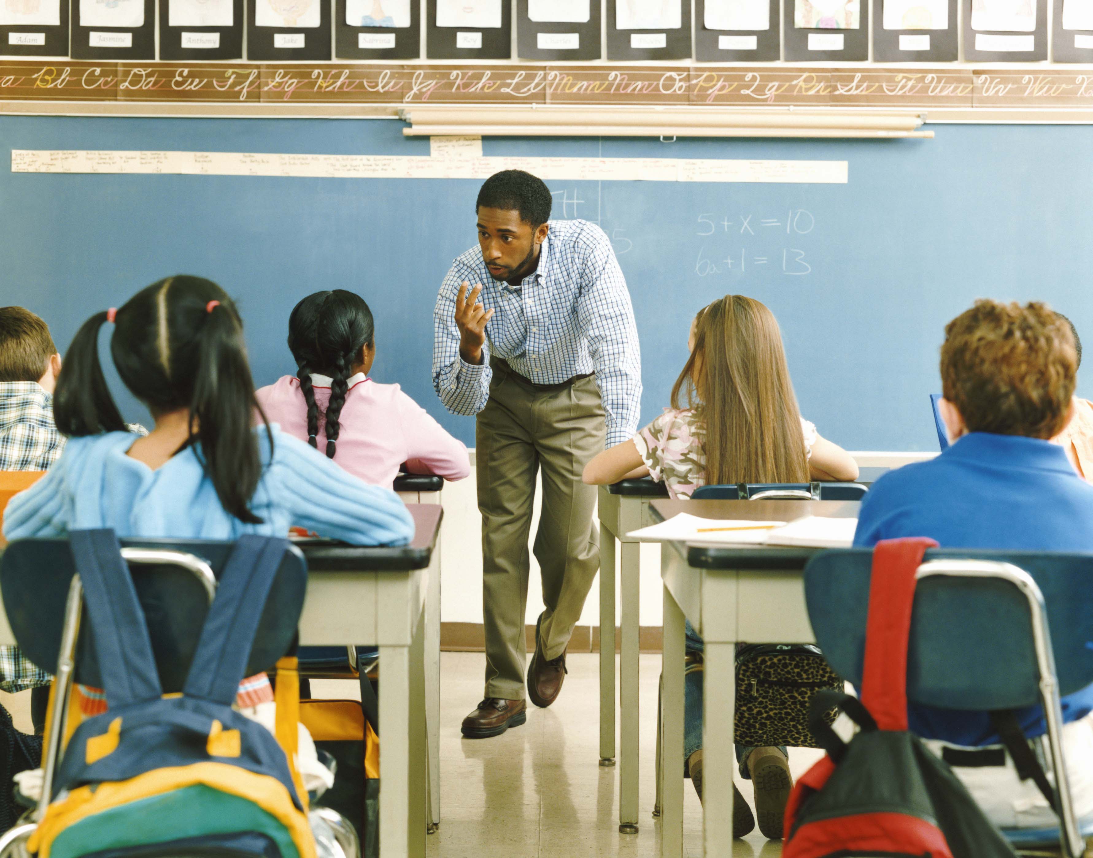 Classroom listening. Учитель в американской школе. Урок в американской школе. Учитель и ученик. Учитель и ученики в классе.