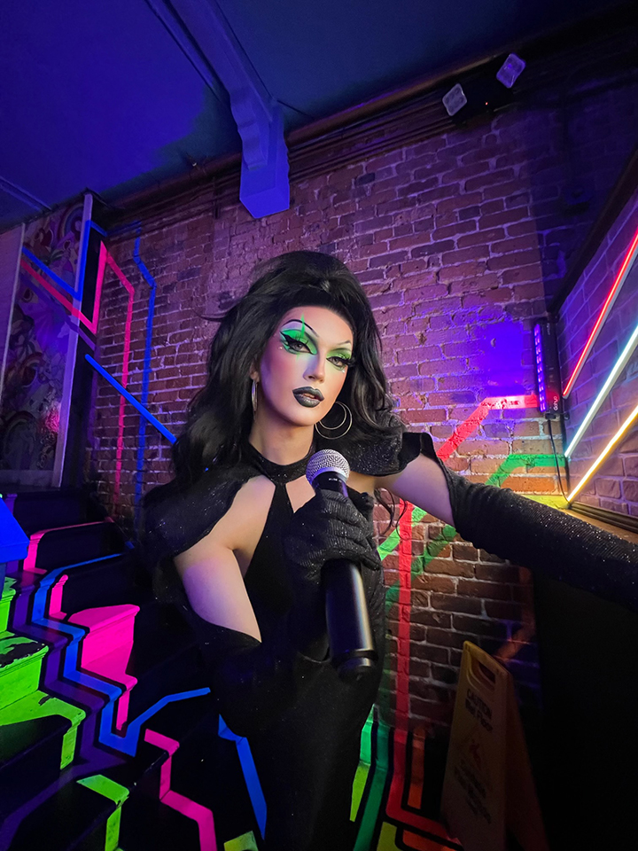 Photo of drag queen Emerald.