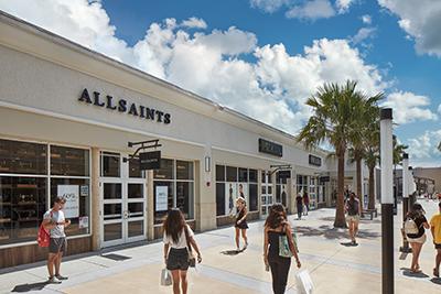 People shopping at Orlando Vineland Premium Outlets located near JW Marriott for the ideal Orlando staycation.